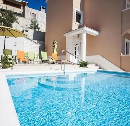 Apartment In Mit Grosser Terrasse *